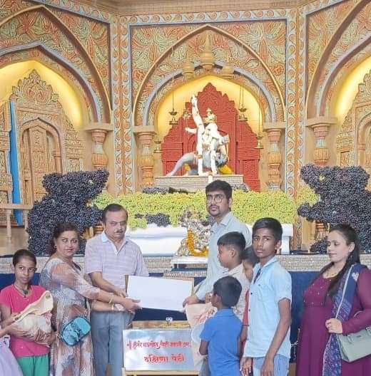 श्रीमंत भाऊसाहेब रंगारी बाप्पाला द्राक्षाची आरास