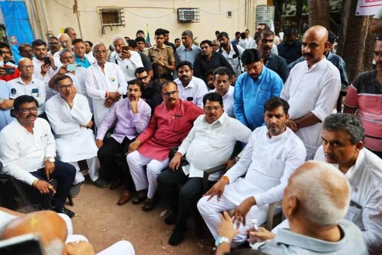 काँग्रेस नेत्यांनी महापालिकेने जमीनदोस्त केलेल्या विलेपार्लेतील जैन मंदिर परिसराला दिली भेट.