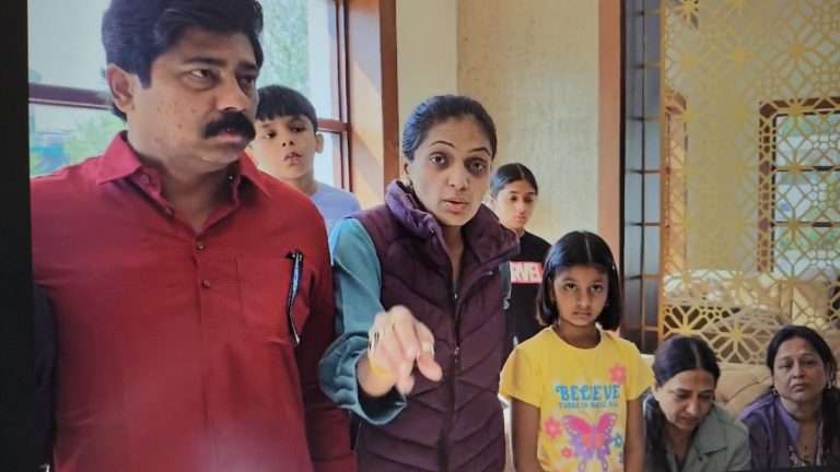 रूपाली ठोंबरे पाटील पती, कुटुंबासह जम्मू काश्मीरमध्ये अडकल्या..