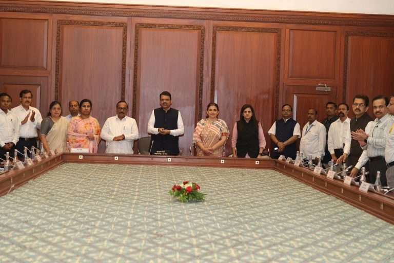 सौर कृषी वाहिनी योजनेच्या अंमलबजावणीबद्दल मुख्यमंत्र्यांकडून अधिकाऱ्यांचे अभिनंदन