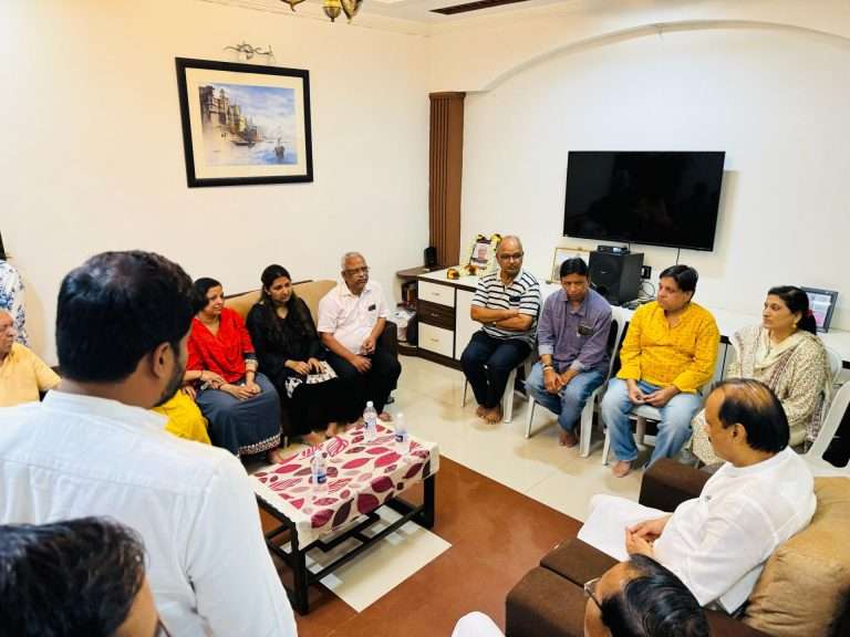 दहशतवादी हल्ल्यातील मृत पर्यटकांच्या कुटुंबियांचे उपमुख्यमंत्री अजित पवार यांच्याकडून सांत्वन