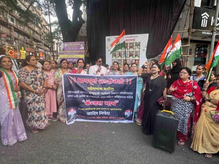 दहशतवादाच्या निषेधार्थ पुण्यात महिला काँग्रेसचा’कॅंडल मार्च’