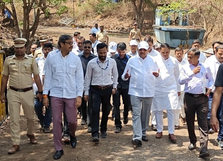 पानशेत व वरसगाव धरणाची जलसंपदा मंत्री राधाकृष्ण विखे- पाटील यांच्याकडून पाहणी