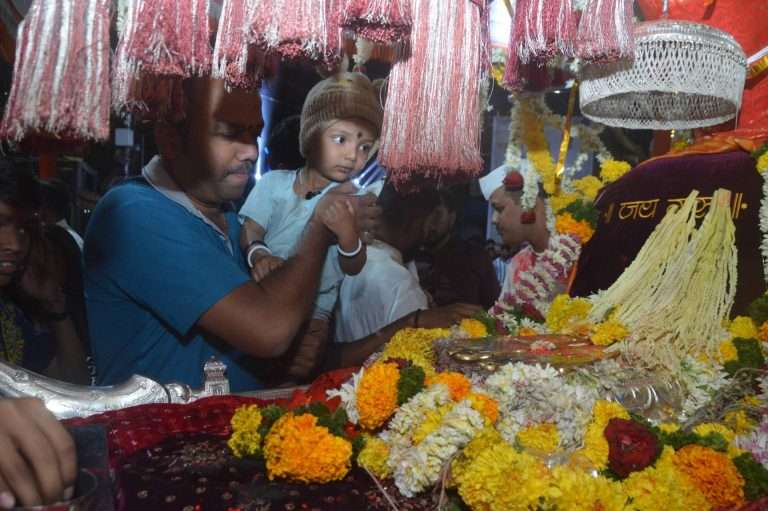 जंगली महाराज मंदिरात १ हजार किलो गव्हाच्या खिरीचा प्रसाद