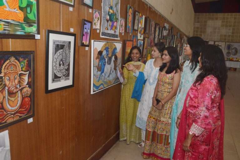 ‘चित्र’ कलेच्या दुनियेत रमले कलाप्रेमी  