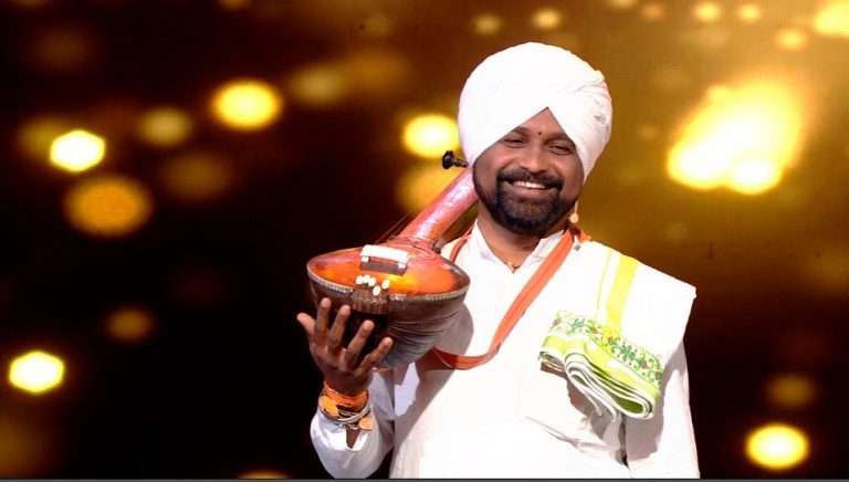 ह.भ.प. रामदास महाराज देसाई देतात १५० मुलांना मोफत शालेय शिक्षण.