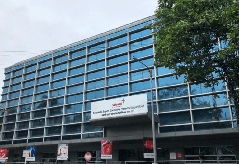 सह्याद्रि हॉस्पिटलमध्‍ये रोबोटिक शस्त्रक्रिया :महिला रूग्‍णाच्‍या छातीमधून दुर्मिळ १७ सेमी आकाराचा एक्‍टोपिक थायरॉईड ट्यूमर काढला