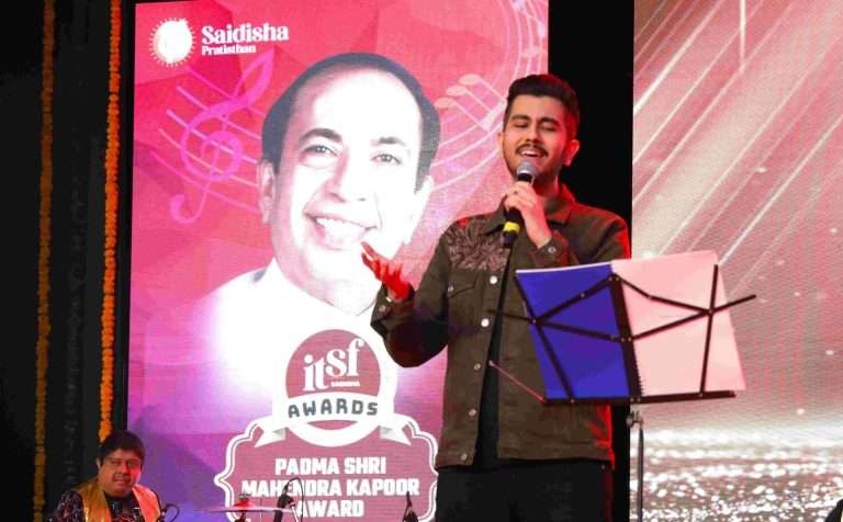 रुहान आणि सिद्धांत कपूरच्या गायनाने मंत्रमुग्ध झाले बॉलीवूडचे दिग्गज कलाकार