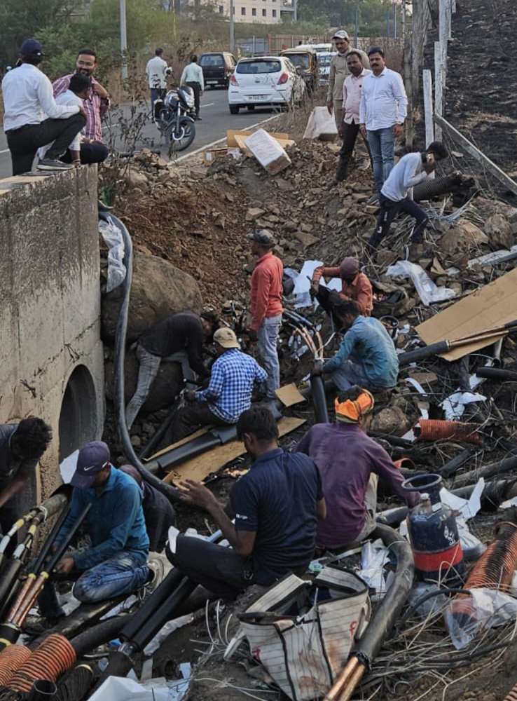 गवताच्या आगीत ७ वीजवाहिन्या जळाल्या;तळवडे,  देहूगाव परिसरात वीजपुरवठा विस्कळीत