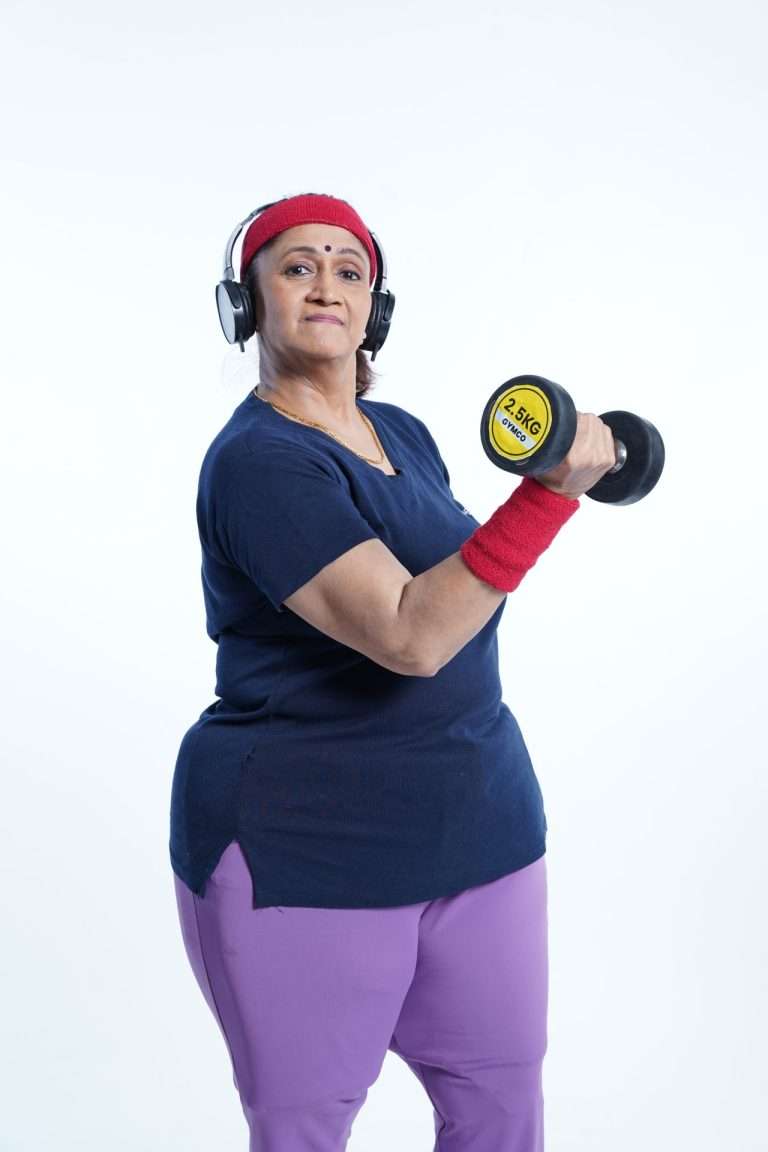 अलका कुबल रंगभूमीवर ‘वजनदार’ भूमिकेतून पुनरागमन