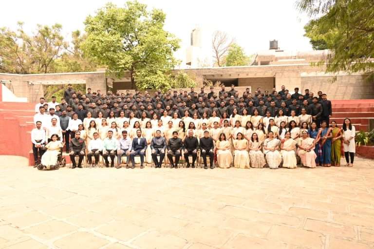 अधिकाऱ्यांनी कार्यालयाचे दार उघडे ठेवावे – निरंजनकुमार सुधांशू