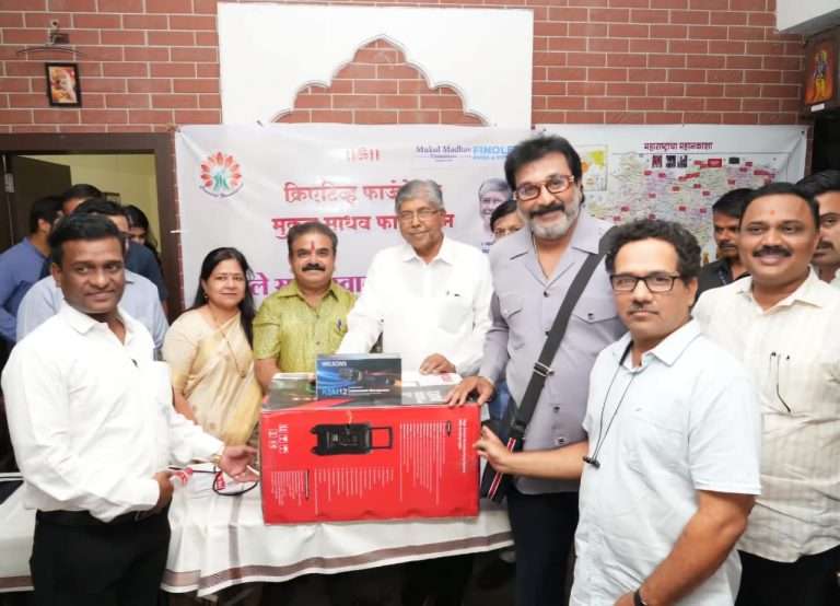 “क्रिएटिव्ह फाउंडेशन आणि मुकुलमाधव फाउंडेशन तर्फे विविध संस्थांना उपयुक्त वस्तू भेट”