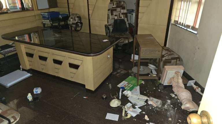 मंगेशकर रुग्णालय प्रकरणी भाजप महिला कार्यकर्त्या आक्रमक:डॉ. घैसास यांच्या खासगी रुग्णालयाची केली तोडफोड