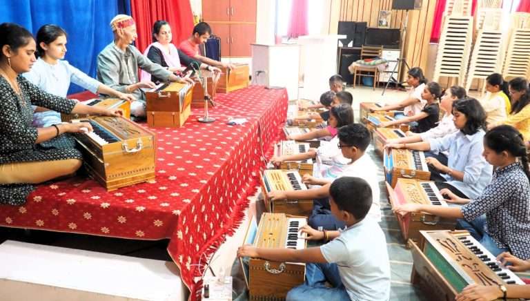 1008 तास संवादिनी सराव वादनाची संकल्पपूर्ती