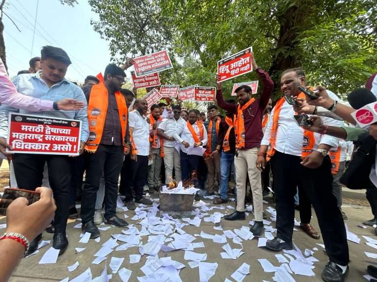 पुण्यात हिंदी सक्ती निर्णयाची रस्त्यावर होळी -मनसे आक्रमक