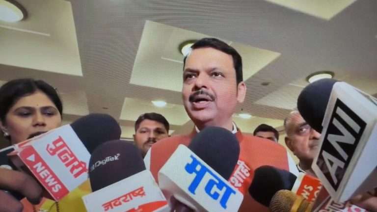 इंग्रजीला पालख्या व हिंदीला विरोध हा कुठला विचार आहे?सवाल करत पुन्हा फडणवीसांकडून हिंदी सक्तीचे समर्थन