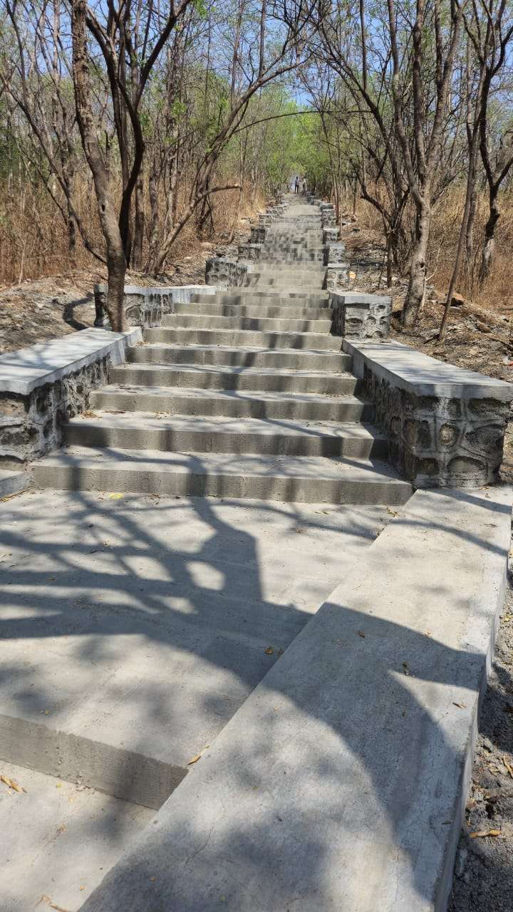 ना. चंद्रकांतदादा पाटील यांच्या पुढाकारातून म्हातोबा मंदिराकडे जाणाऱ्या पायऱ्यांची पुनर्बांधणी