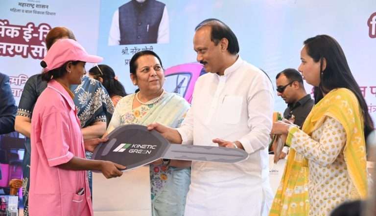 मेट्रो स्थानके, विमानतळ तसेच पर्यटनस्थळांच्या ठिकाणी पिंक ई-रिक्षाला फीडर सेवेचा दर्जा देणार-उपमुख्यमंत्री अजित पवार