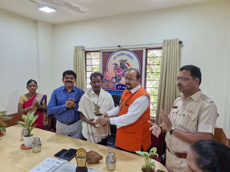 कात्रजच्या धरणात उडी मारलेल्या तरुणीस वाचविणारे दशरथ तळेवाड यांचा कोंढवा येवलेवाडी क्षेत्रीय कार्यालयात सत्कार ….