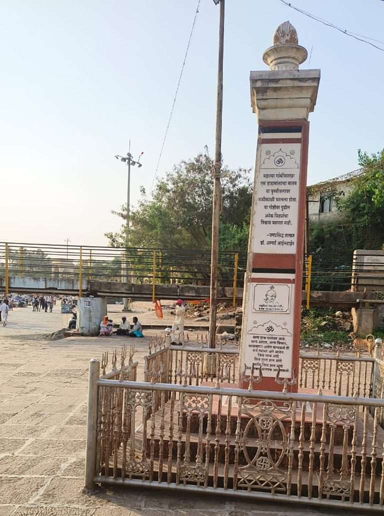 आळंदीत महात्मा गांधीजीच्या रक्षा विसर्जन स्तंभास धोका-तीर्थक्षेत्र विकास आराखड्याच्या माध्यमातून सांडपाणी वाहिनीसाठी दगडी घाटाची तोडफोड