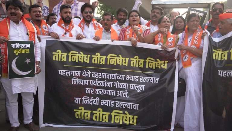 पाकिस्तानपुरस्कृत दहशतवादाचा तीव्र निषेध, दहशतवाद्यांना स्वारगेट चौकात प्रतीकात्मक फाशी