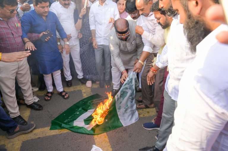 भाजपा शहर अध्यक्षांनी जाळला पाकचा झेंडा