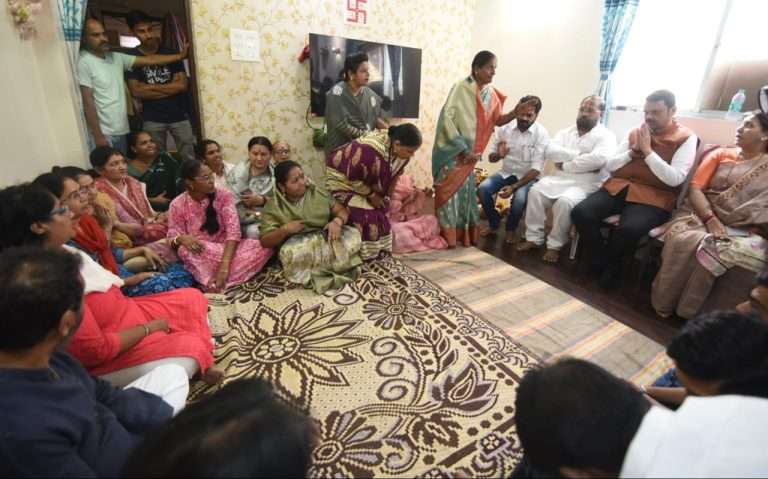 दहशतवादी हल्ल्यातील मृत पर्यटकांच्या कुटुंबियांचे मुख्यमंत्री देवेंद्र फडणवीस यांच्याकडून सांत्वन