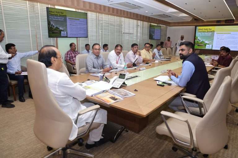 पॅराग्लायडींग, ग्रॅन्डसायकलिंग, हॉटएअर बलून फेस्टीव्हलचा समावेश असलेल्या पुणे जिल्हा पर्यटन विकास आराखड्याचे अजित पवार यांच्या बैठकीत सादरीकरण