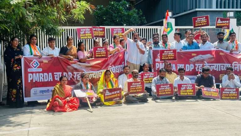 पुणे पीएमआरडीएच्या विकास आराखड्यात 3 हजार कोटींच्या भ्रष्टाचाराचा आरोप; जिल्हाधिकारी कार्यालयासमोर आंदोलन