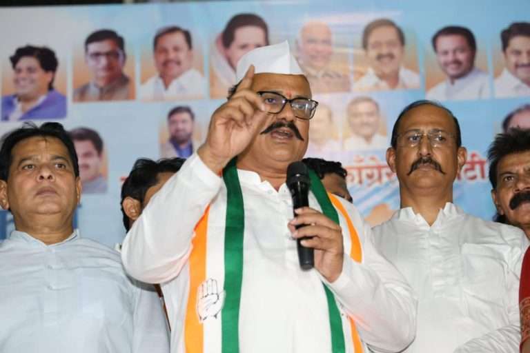 सुप्रीम कोर्टाच्या निर्देशाने गुन्हा दाखल झालेल्या मंत्री राधाकृष्ण विखे पाटील यांचा राजीनामा कधी घेणार?