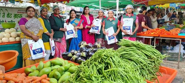 “कामगार दिन, अक्षय्य तृतीया, संजीव अरोरा यांच्या वाढदिवसानिमित्त विंग्रो आठवडे बाजारातील महिलांना साड्या भेट”.