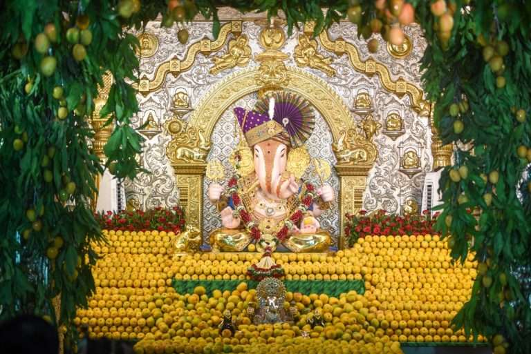 दगडूशेठ गणपतीला ११ हजार आंब्यांचा महानैवेद्य