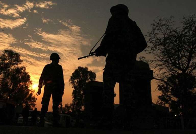 पाकिस्तानने आंतरराष्ट्रीय सीमेवरील चौक्या रिकाम्या केल्या:पाकिस्तानी झेंडे हटवले