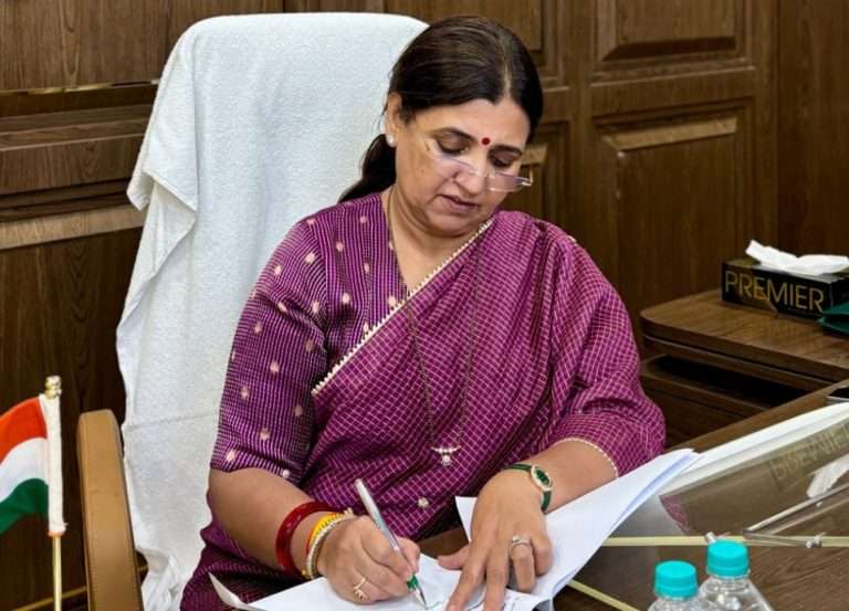 सुट्टीच्या काळात प्रवाश्यांची लूट करणाऱ्या खासगी बस मालकांवर कारवाई करा -परिवहन राज्यमंत्री माधुरी मिसाळ