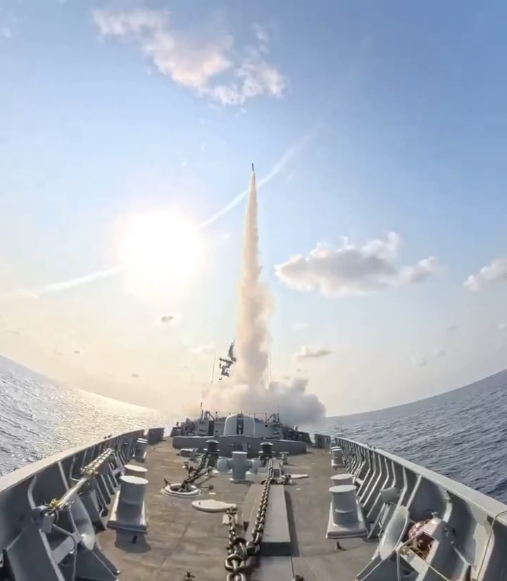 सुरत आयएनएस युद्धनौकेवरून क्षेपणास्त्राची चाचणी:भारतीयांना पाकिस्तानला न जाण्याचे निर्देश;रशियन मीडियाचा दावा- काहीतरी मोठे होणार आहे