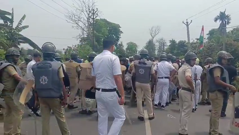 वक्फ कायद्यावरून हिंसाचार- 24 परगण्यात पोलिसांची वाहने जाळली:आंदोलकांनी महामार्ग रोखला