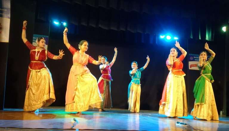 कथक नृत्याविष्काराने रसिक मंत्रमुग्ध