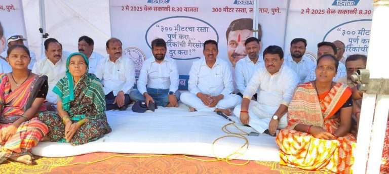 अवघ्या तीनशे मीटरच्या रस्त्यासाठी आमदार बापू पठारे यांनी संतप्त होत सुरु केलं आमरण उपोषण