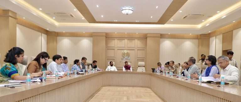 महाराष्ट्र अलर्ट मोडवर:’वर्षा’ निवासस्थानी ‘सुरक्षा उपाययोजना’ या विषयावर मुख्यमंत्र्यांची बैठक; सर्व वरिष्ठ अधिकाऱ्यांच्या सुट्या रद्द