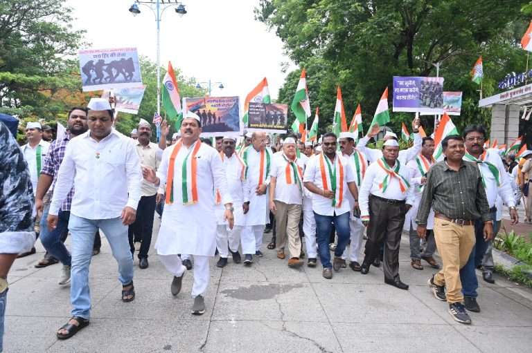 सैनिकांच्या शौर्याला सलाम करण्यासाठी कॉंग्रेसची तिरंगा रॅली.