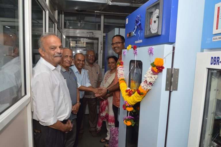 ब्राह्मण कार्यालयाच्या वतीने जनकल्याण रक्तपेढीला साडेसहा लाखांचा रेफ्रिजरेटर भेट