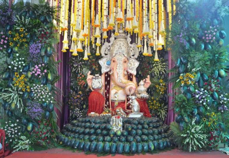 श्री तुळशीबाग महागणपतीला १५०० कलिंगडांचा नैवेद्य 