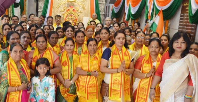 लक्ष्मीबाई दगडूशेठ दत्त मंदिरात वीर पत्नी- मातांच्या उपस्थितीत सैनिकांना सलाम 