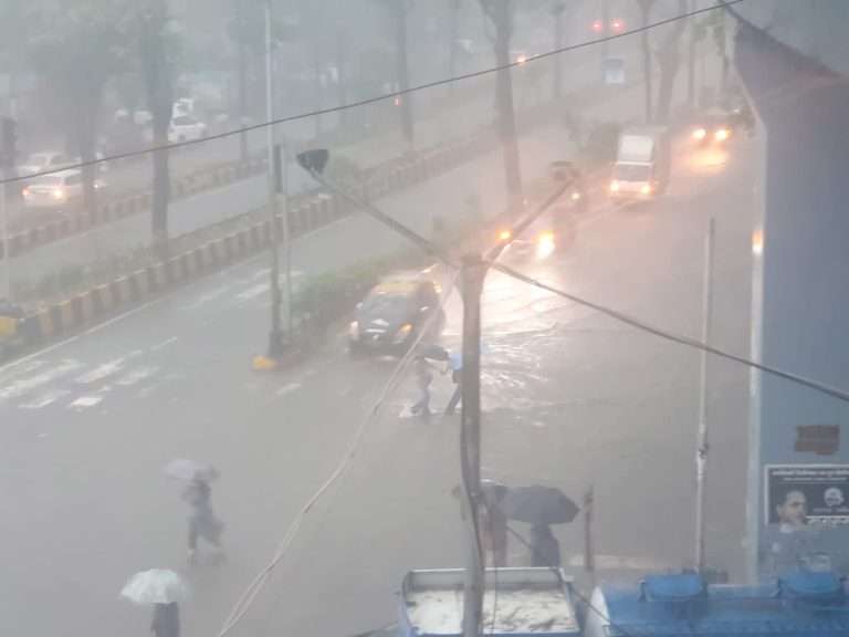 मलबार हिल परिसरात म्हाडा इमारतीचा भाग कोसळला:रहिवाशांना केले स्थलांतरीत