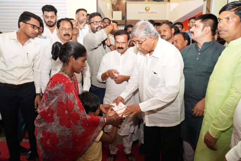 नागरी समस्या सोडविण्यासाठी जनसंपर्क कार्यालय हक्काचे केंद्र -ना. चंद्रकांतदादा पाटील