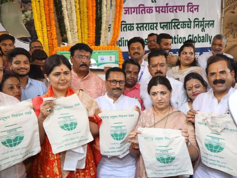 श्रीमंत दगडूशेठ हलवाई गणपती मंदिराबाहेर पंकजा मुंडे यांच्या हस्ते कापडी पिशवी वेंडिंग मशीनचे उद्घाटन