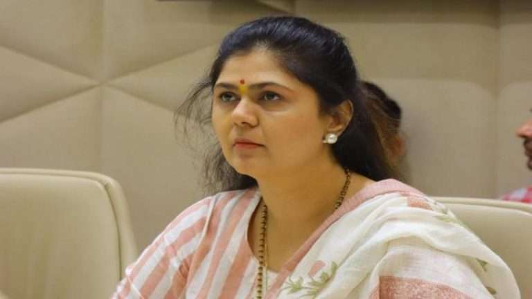 पंकजा मुंडे यांना 25 वर्षीय तरुणाने पाठवले अश्लील मेसेज-कोठडीत रवानगी