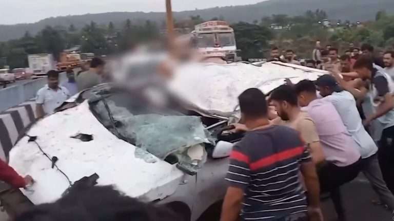 जगबुडी नदीत मोटार कोसळली:मुंबई-गोवा महामार्गावर कार नदीत कोसळली; 5 ठार, चालक गंभीर जखमी