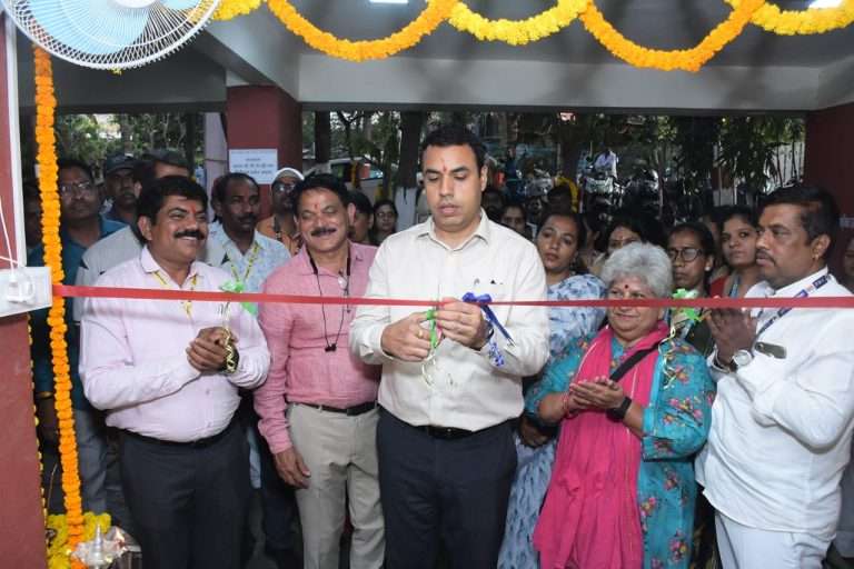 कोंढवा येवलेवाडी कार्यालयाच्या तळमजल्यावर ग्रंथालय आणि टेरेसवर गार्डन