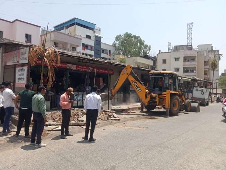 प्राधिकरणाची अवैध होर्डींगवर कारवाई